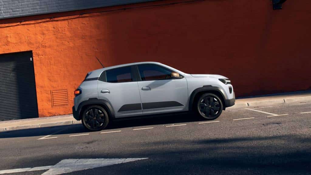 Weißer Dacia Spring in dynamischer Seitenansicht