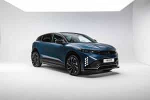 Blauer Renault Megane E-Tech Electric in Seitenansicht
