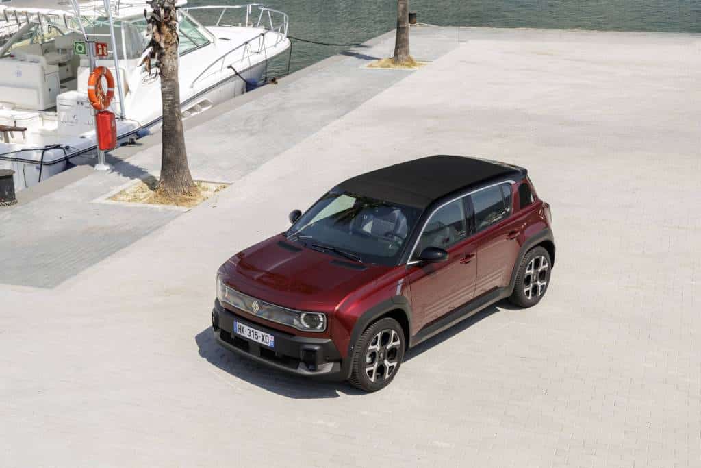 Roter Renault 4 E-Tech Electric in Front-Seitenansicht