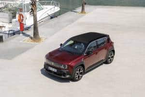 Roter Renault 4 E-Tech Electric in Front-Seitenansicht