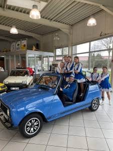 Altweiber im Autohaus Schouren - Brachter Wasserratten im Renault 4