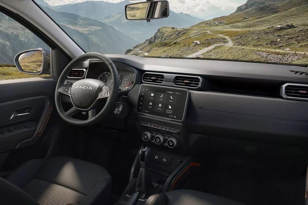 Fahrerorientiertes Cockpit​ des Dacia DUSTER Autohaus Schouren
