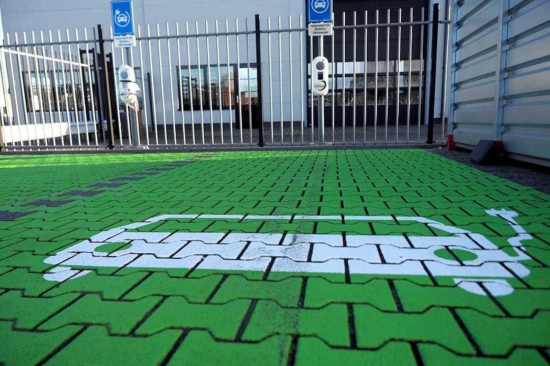 9 Ladestellplätze stehen bereit - Jetzt am Autohaus Schouren aufladen